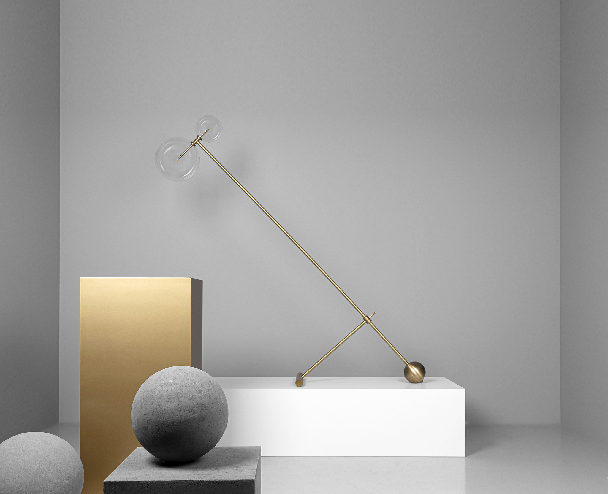 Schwung Zosia Burnished Brass Transparent Globe Floor Lamp